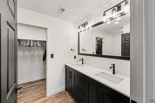 3515 SW 19th ST, Topeka, KS 66604
