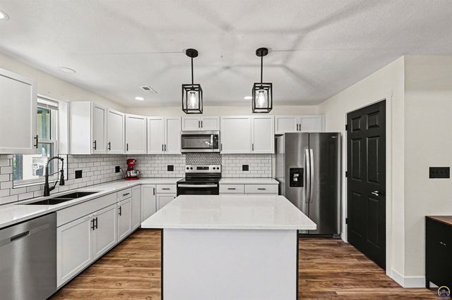 3515 SW 19th ST, Topeka, KS 66604