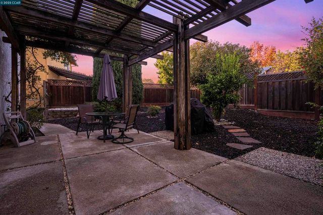 362 Willowcreek Ln, Martinez, CA 94553