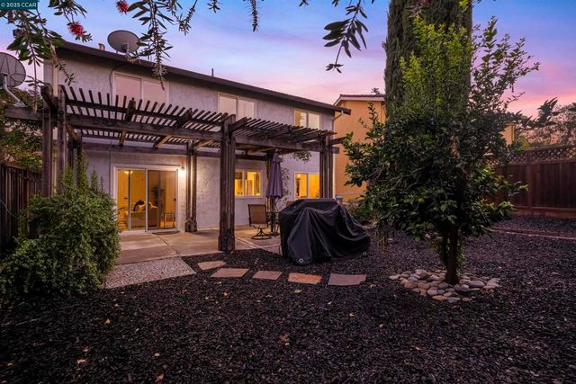 362 Willowcreek Ln, Martinez, CA 94553