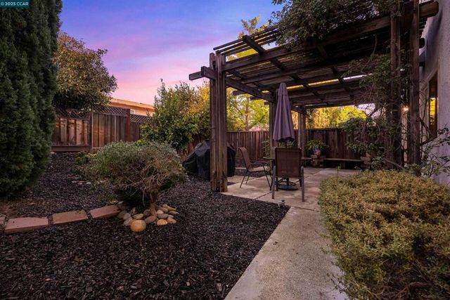 362 Willowcreek Ln, Martinez, CA 94553