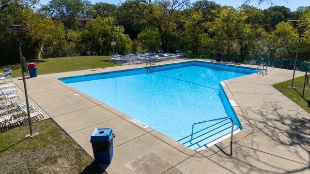 5950 Oakwood Drive 6F, Lisle, IL 60532