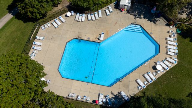 5950 Oakwood Drive 6F, Lisle, IL 60532