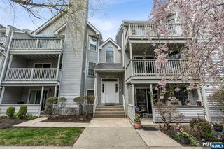 8 Quartz Lane, Paterson, NJ 07501