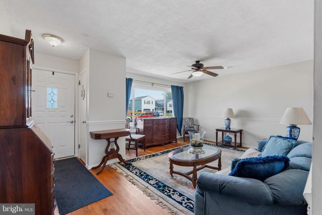 10 DARWIN RD, Newark, DE 19702
