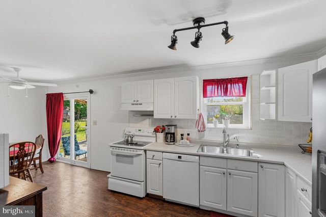 10 DARWIN RD, Newark, DE 19702