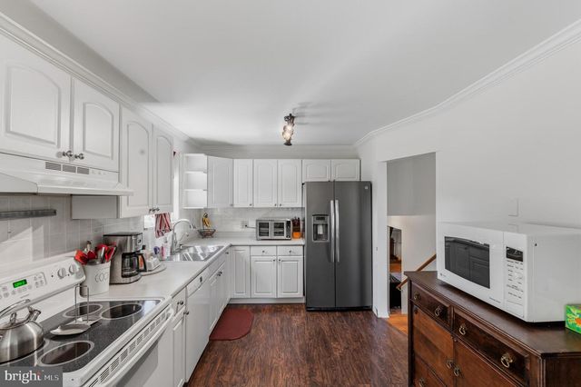 10 DARWIN RD, Newark, DE 19702