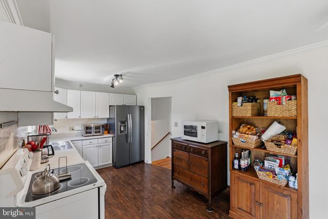 10 DARWIN RD, Newark, DE 19702