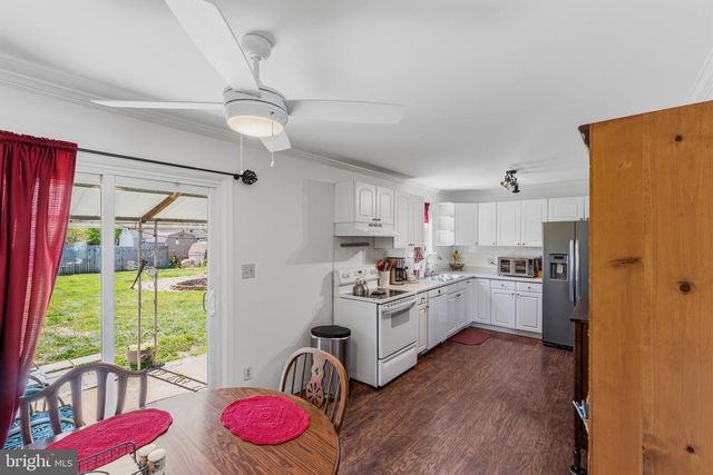10 DARWIN RD, Newark, DE 19702
