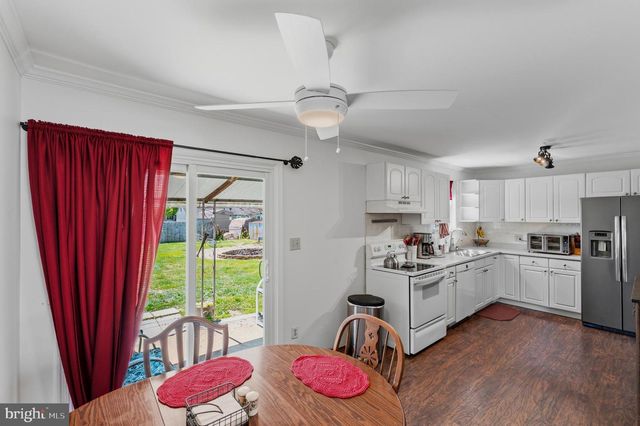 10 DARWIN RD, Newark, DE 19702