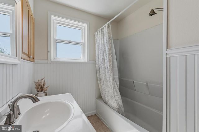 10 DARWIN RD, Newark, DE 19702