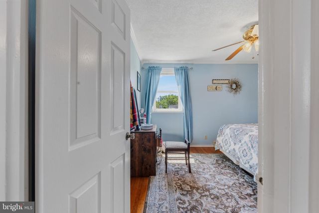 10 DARWIN RD, Newark, DE 19702