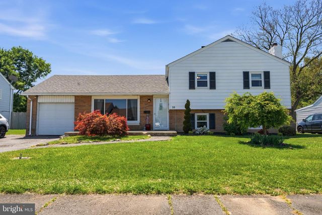 10 DARWIN RD, Newark, DE 19702