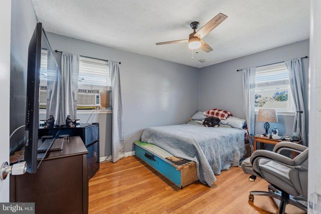 10 DARWIN RD, Newark, DE 19702