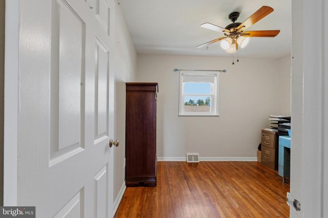 10 DARWIN RD, Newark, DE 19702
