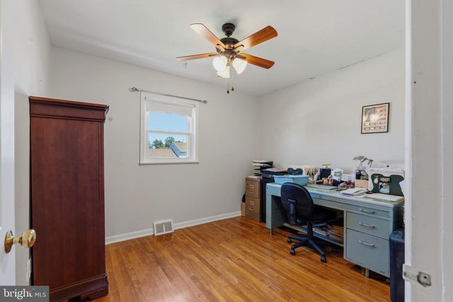 10 DARWIN RD, Newark, DE 19702