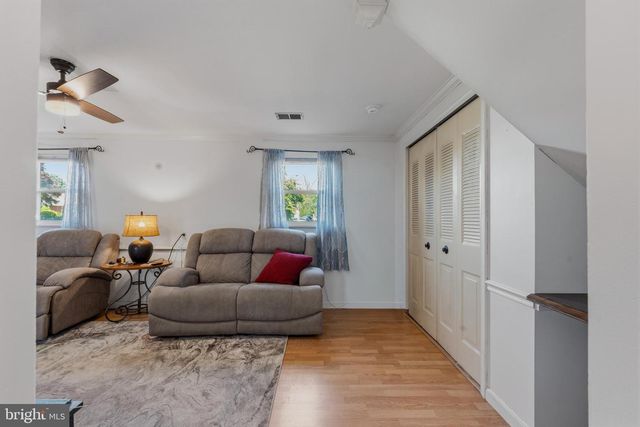 10 DARWIN RD, Newark, DE 19702
