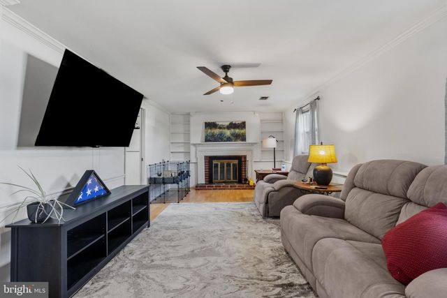 10 DARWIN RD, Newark, DE 19702