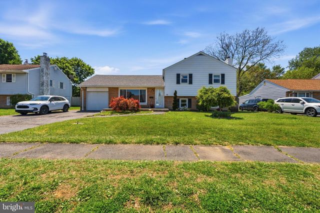 10 DARWIN RD, Newark, DE 19702