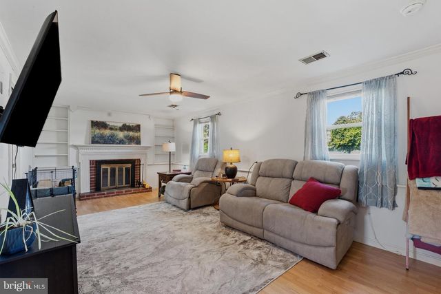 10 DARWIN RD, Newark, DE 19702