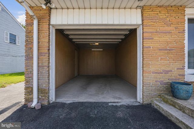 10 DARWIN RD, Newark, DE 19702