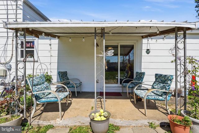 10 DARWIN RD, Newark, DE 19702