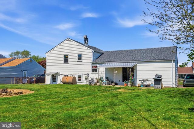 10 DARWIN RD, Newark, DE 19702