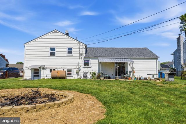 10 DARWIN RD, Newark, DE 19702