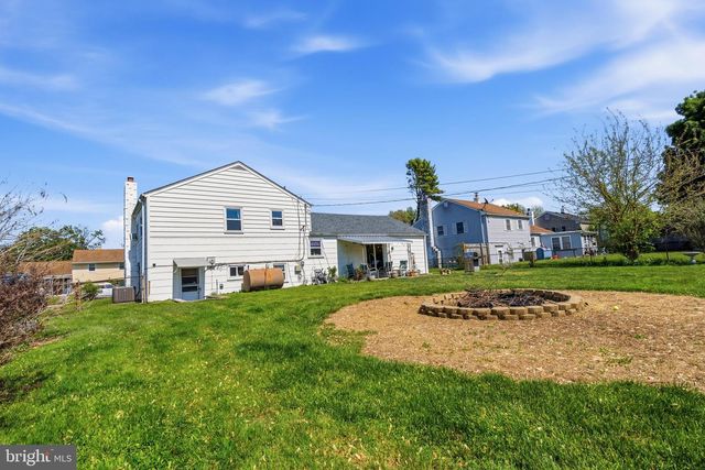 10 DARWIN RD, Newark, DE 19702