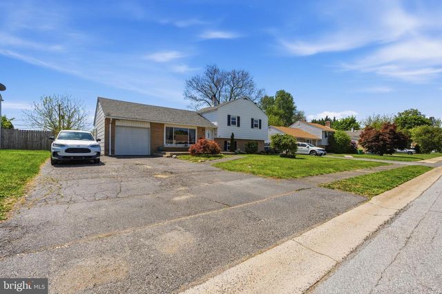 10 DARWIN RD, Newark, DE 19702