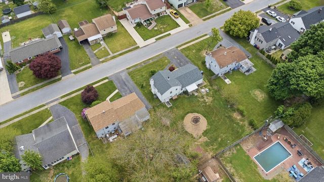 10 DARWIN RD, Newark, DE 19702