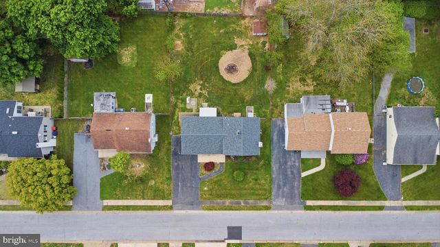 10 DARWIN RD, Newark, DE 19702