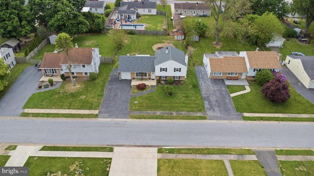 10 DARWIN RD, Newark, DE 19702