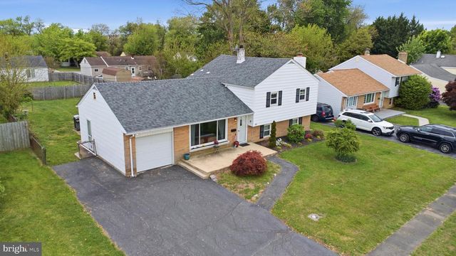 10 DARWIN RD, Newark, DE 19702