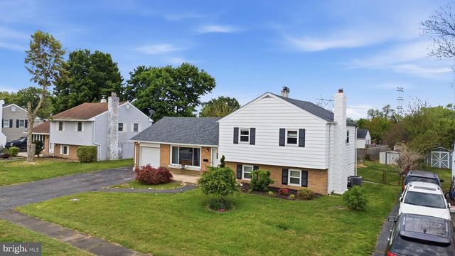 10 DARWIN RD, Newark, DE 19702