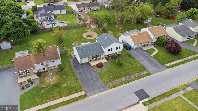 10 DARWIN RD, Newark, DE 19702