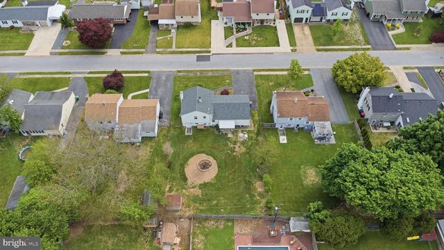 10 DARWIN RD, Newark, DE 19702