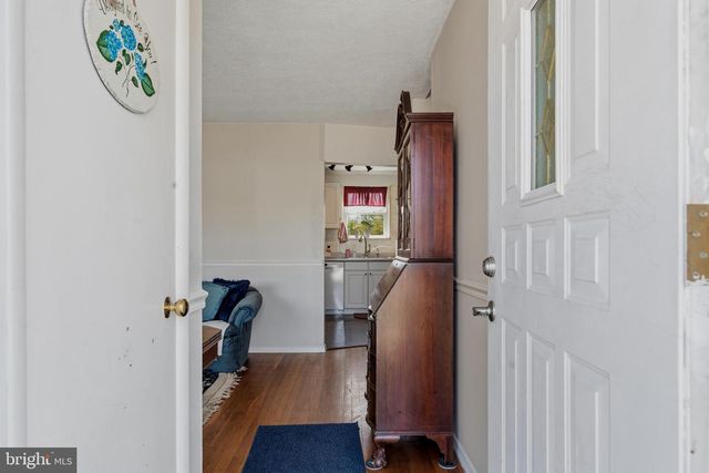 10 DARWIN RD, Newark, DE 19702