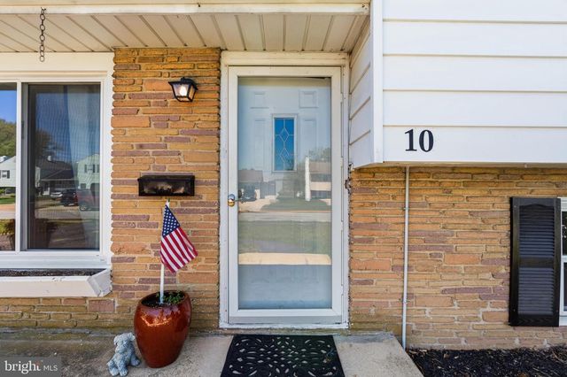 10 DARWIN RD, Newark, DE 19702