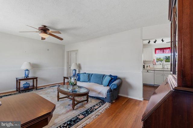 10 DARWIN RD, Newark, DE 19702