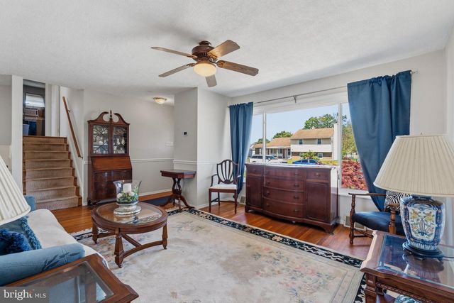 10 DARWIN RD, Newark, DE 19702