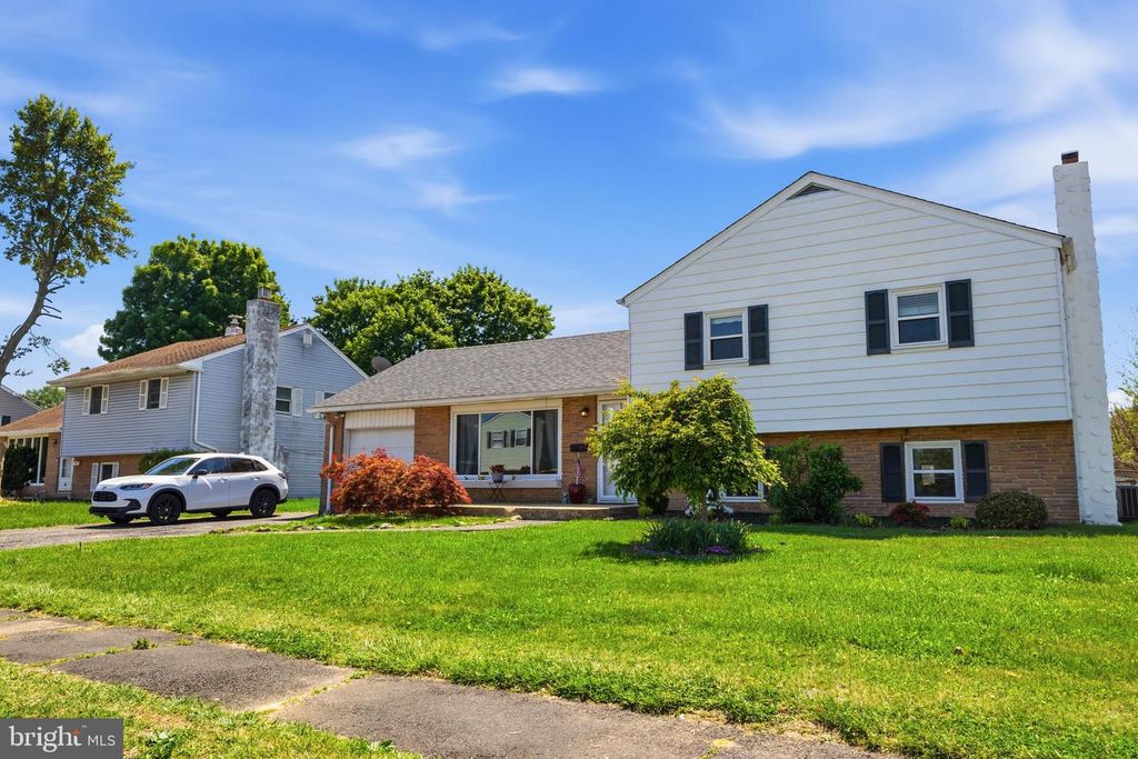 10 DARWIN RD, Newark, DE 19702