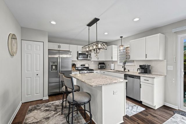 2253 N Stonehedge Court, Round Lake Beach, IL 60073