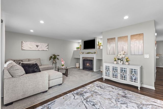 2253 N Stonehedge Court, Round Lake Beach, IL 60073