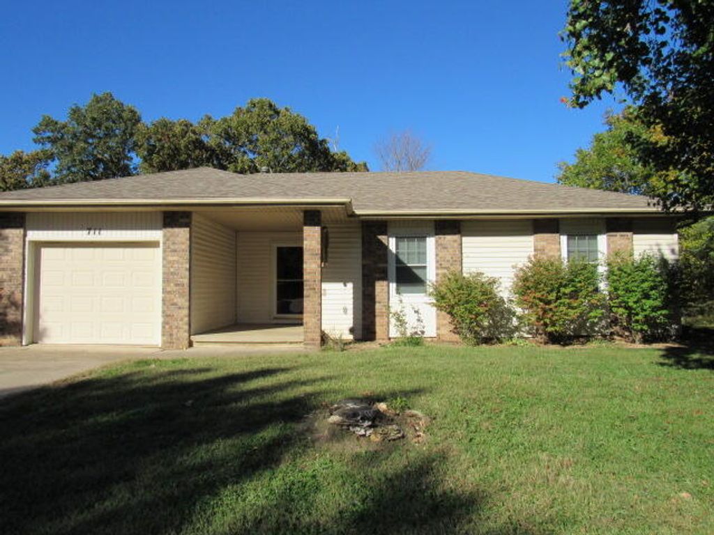 711 East Striper Drive, Nixa, MO 65714