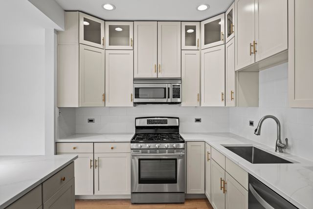 1402 W GRAND Avenue 2, Chicago, IL 60642