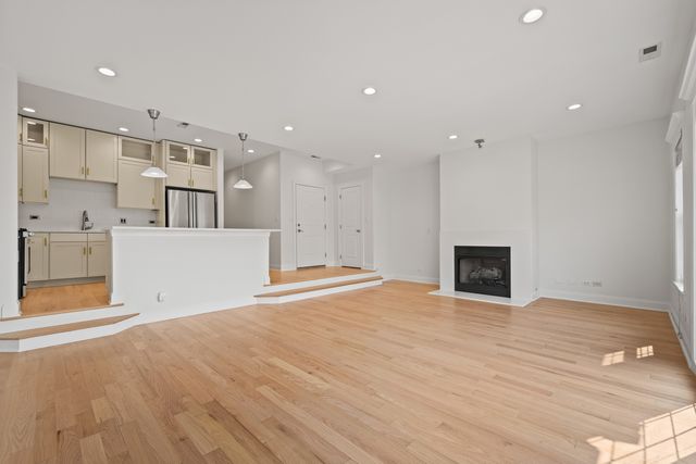 1402 W GRAND Avenue 2, Chicago, IL 60642