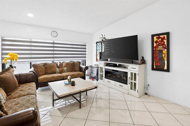 6445 W Pinehurst Cir W D25, Tamarac, FL 33321