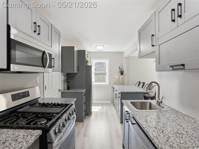 22329 Maxine Street, Saint Clair Shores, MI 48080