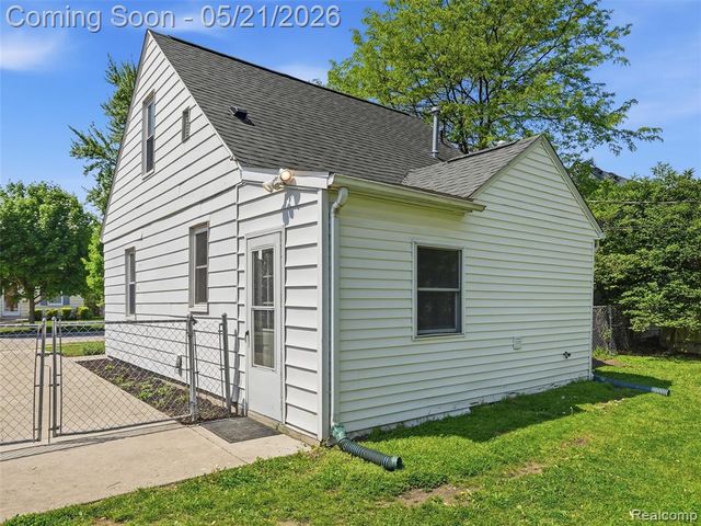 22329 Maxine Street, Saint Clair Shores, MI 48080